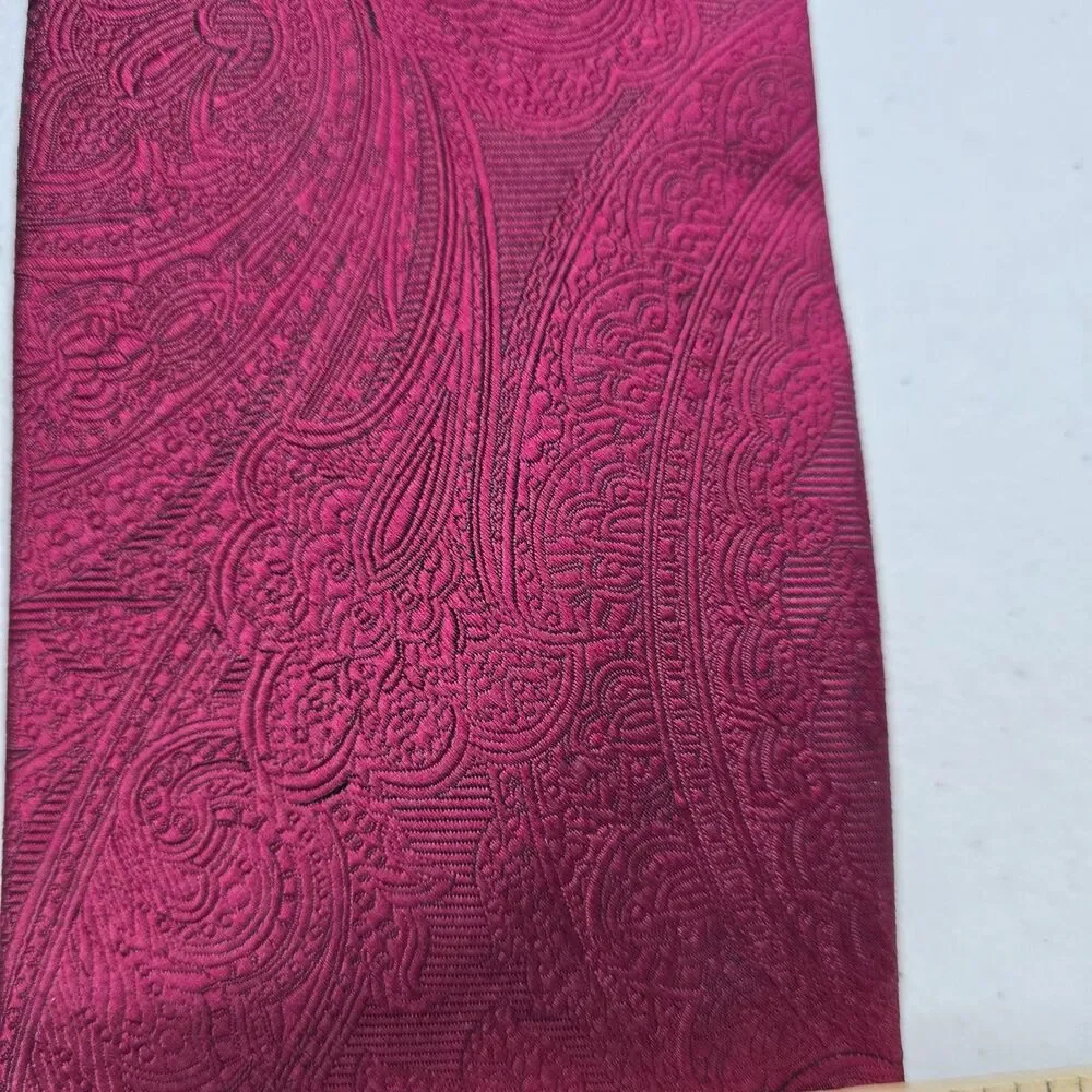 Jos A Bank Signature Collection Mens Neck Tie Burgundy Paisley Pattern 100% Silk